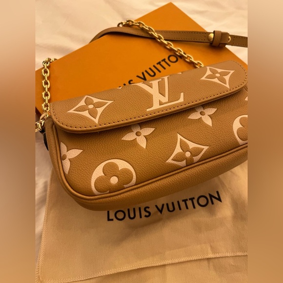 100% AUTHENTIC LV WALLET ON CHAIN - Picture 3 of 11